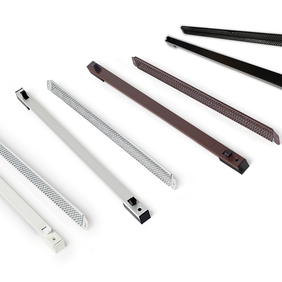 Vita, aluminium, bruna och svarta spaltventiler upplagda på rad, inomhus- och ytterdelar