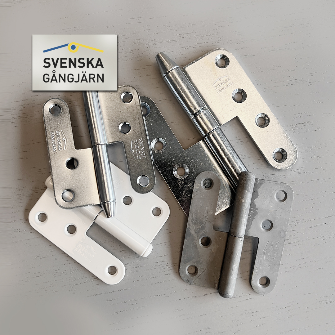 Fyra gångjärn i olika modeller och ytbehandling ligger mot en grå bakgrund och en logotype för Svenska Gångjärn ligger i vänster hörn