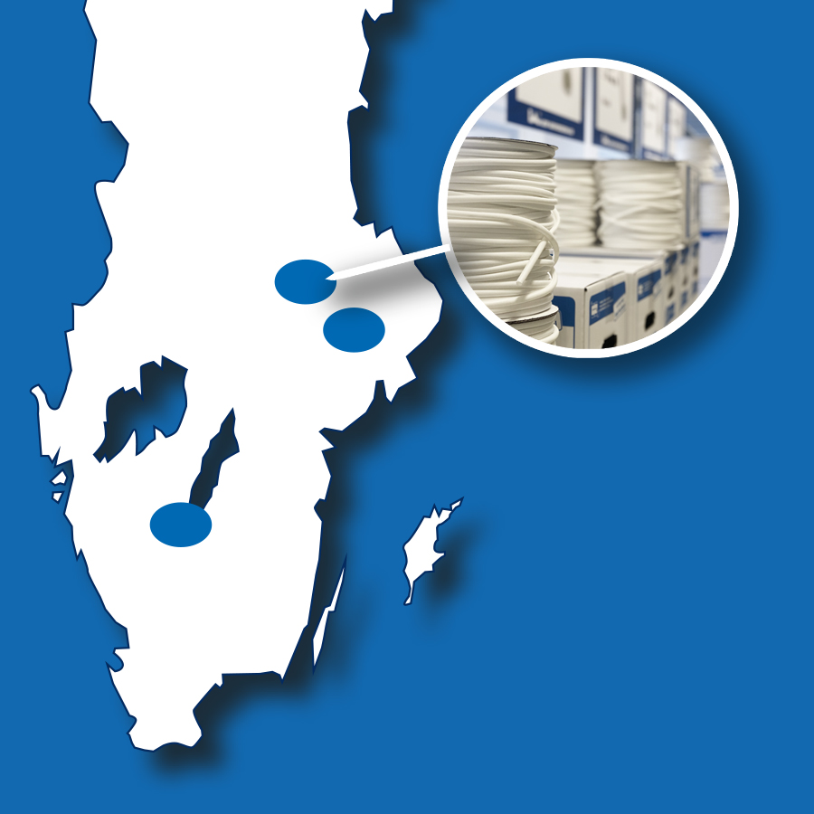 En karta av Sverige helt vit, 3 blåa markeringar för var Mullsjö, Kista och Västberga ligger och en extra symbol för Kistas placering i form av en rund ring med tätningslist i.
