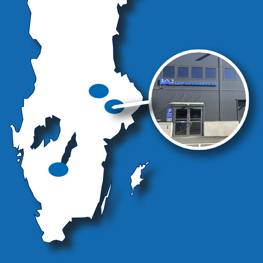 En helt vit karta av Sverige, med blåa markeringar för var Mullsjö, Kista och Västberga ligger, med en extra markering för Västberga i form av en rund ring med en bild av entrén till butiken.