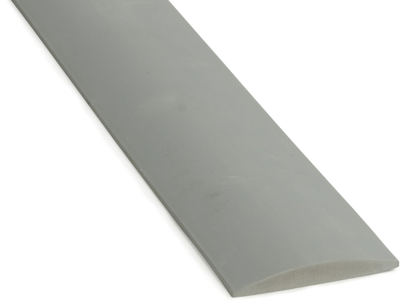 Tröskel av gummi eller aluminium kombineras med list för tätning